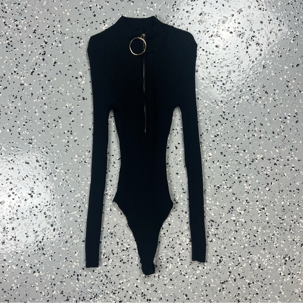 Lilly's Kloset Black y2k Ribbed Bodysuit size small gold zipper